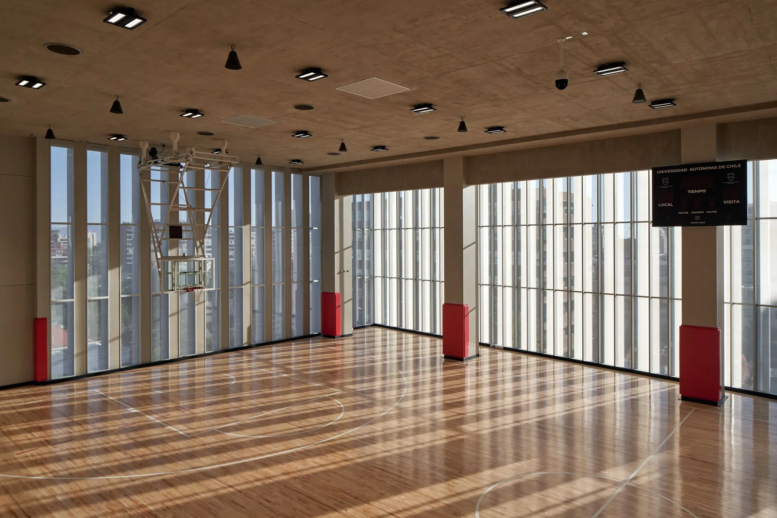 Universidad Autónoma, edificio de 7 pisos, vista 12